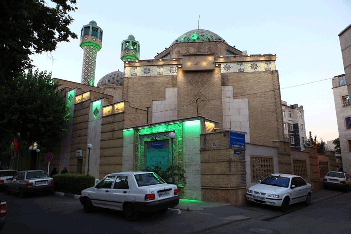 یک قرن همنشینی با مسجد سنگی