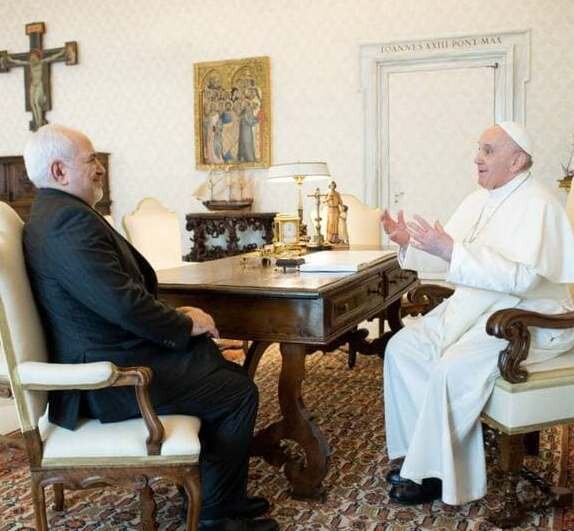 فیلم و عکس | دیدار وزیر خارجه با رهبر کاتولیک های جهان | پاپ به ظریف چه هدیه داد؟!
