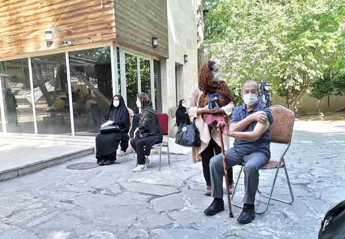 پدربزرگ‌ها و مادربزرگ‌ها به صف | راهنمای واکسیناسیون کرونا در شمال تهران