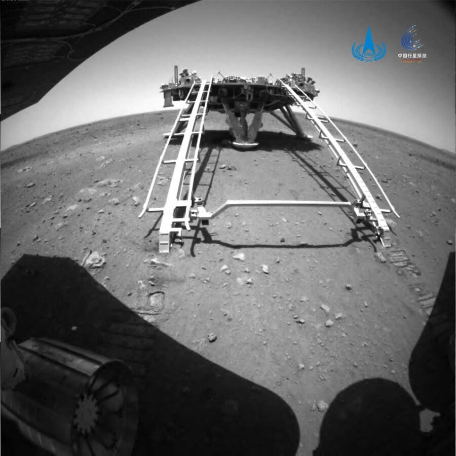 مریخ‌نورد «ژورونگ» از روی سطح‌نشین به روی سطح مریخ رفت