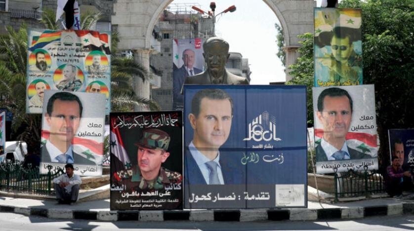 تصاویر تبلیغاتی بشار اسد در کنار مجسمه حافظ، پدرش