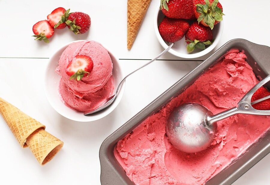 ساده‌ترین روش تهیه بستنی میوه‌ای در خانه | فوت و فن درست کردن بستنی بدون نیاز به ثعلب و دستگاه بستنی ساز