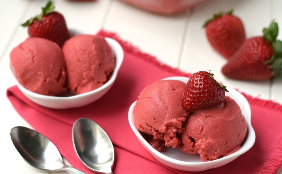 طرز تهیه بستنی توت‌فرنگی | ترفندی برای برای یخ نزدن روی بستنی خانگی