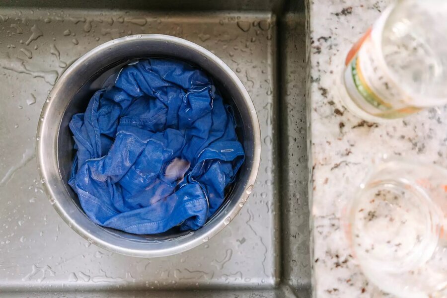 چگونه لکه زرد عرق را از روی لباس پاک کنیم؟ | ۲ روش خانگی برای پاک کردن لکه زرد زیر بغل از روی لباس