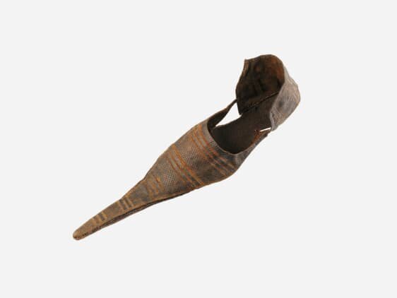 کفش‌های عجیبی که در قرون وسطا مد شده بود، پوشندگانش را به کشتن می‌داد