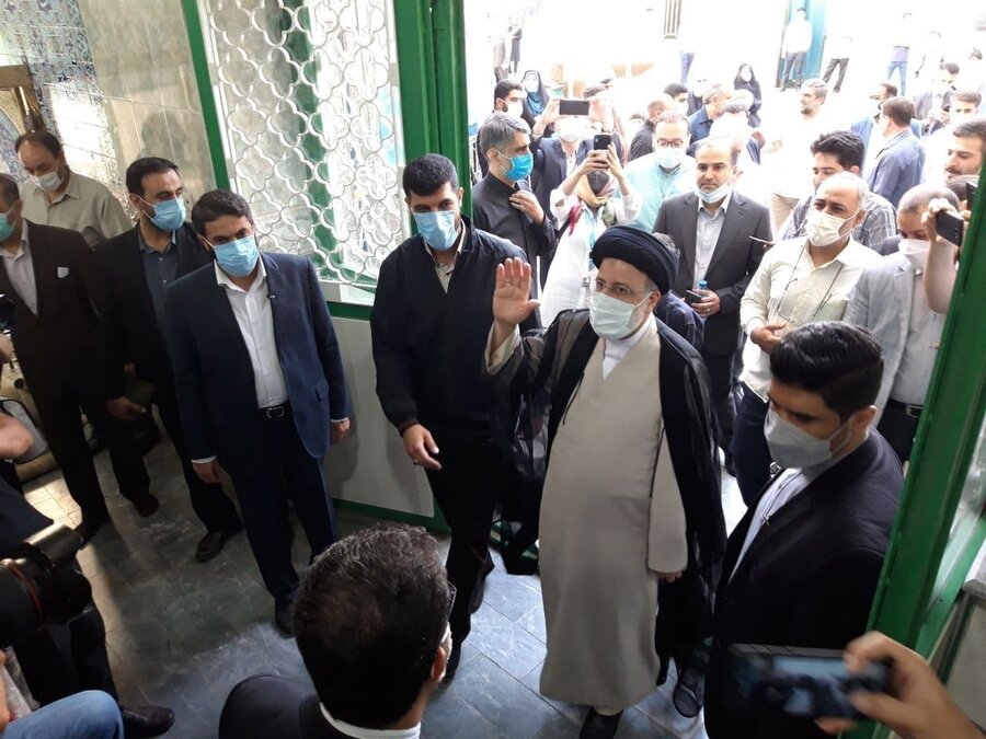 تصاویر | ورود ابراهیم رئیسی به مسجد جامع شهر ری برای شرکت در انتخابات