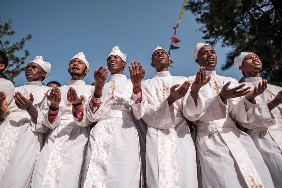 مریدان ارتدکس در حال خواندن سرودهای نیایشی برای موفقیت‌آمیز بودن انتخابات اتیوپی هستند.