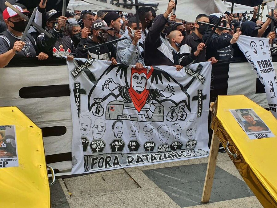 عکس | تجمع ترسناک در برزیل | تهدید بازیکنان با تابوت‌ جلوی درب باشگاه