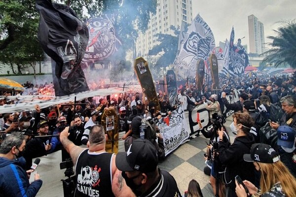 عکس | تجمع ترسناک در برزیل | تهدید بازیکنان با تابوت‌ جلوی درب باشگاه