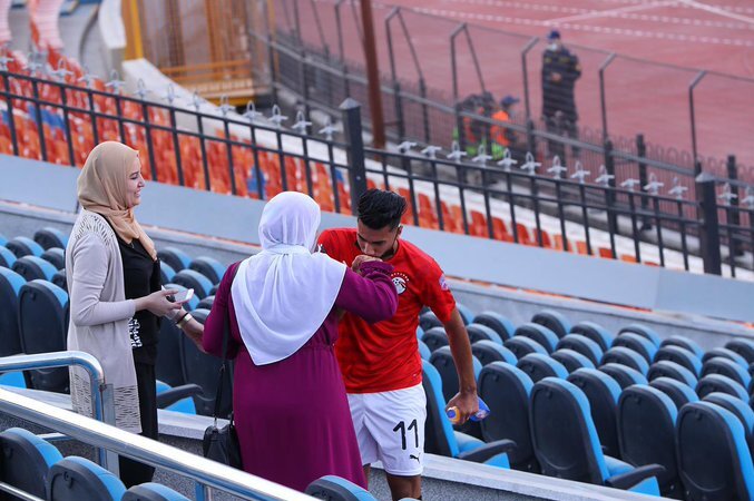 عکس | شادی گل بی نظیر بازیکن مصری | بوسه ای که جهانی شد 