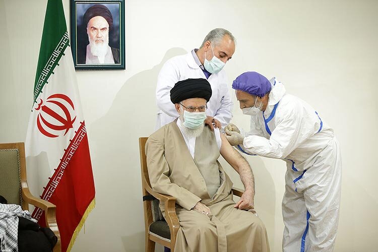 تصاویر | تزریق نخستین دوز واکسن ایرانی کرونا به رهبر انقلاب