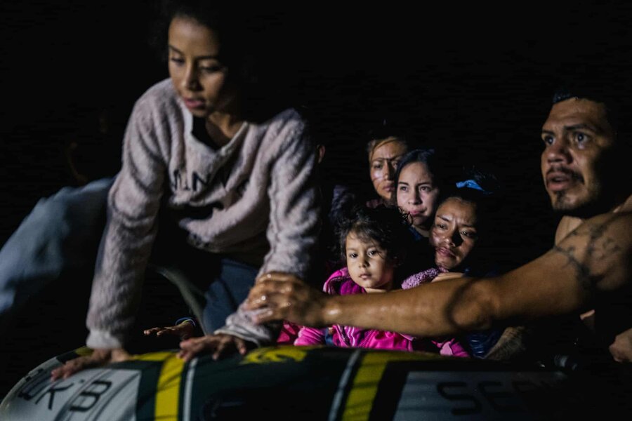 تأثیرگذارترین عکس‌های هفته | از سرک کشیدن فیل به خانه‌ای در تایلند تا اعتراضات در کرانه باختری