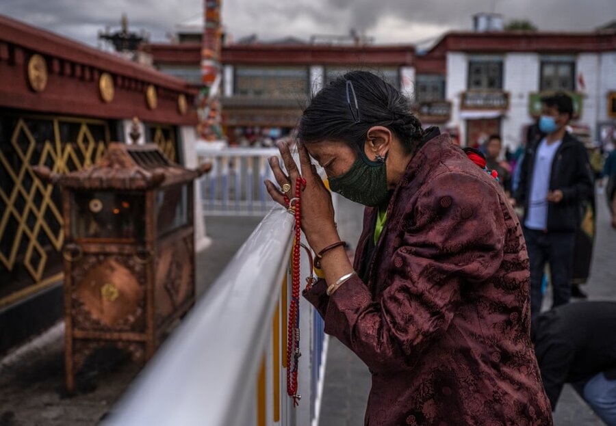 زنی در حال نیایش در معبد جوخانگ.