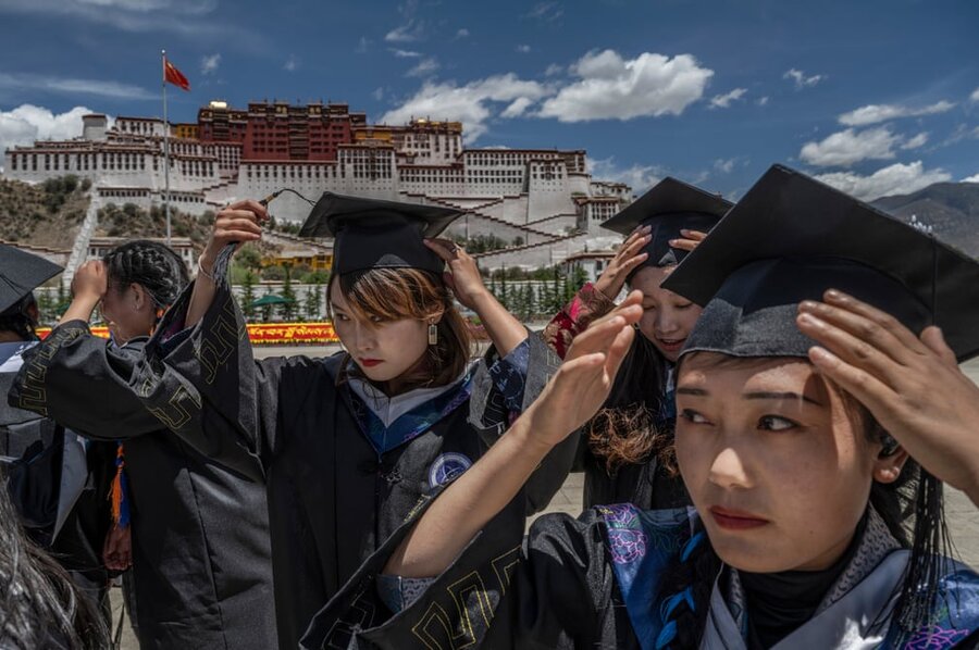 فارغ التحصیلان دانشگاه برای گرفتن عکس های خود در مقابل کاخ پوتالا آماده می شوند.