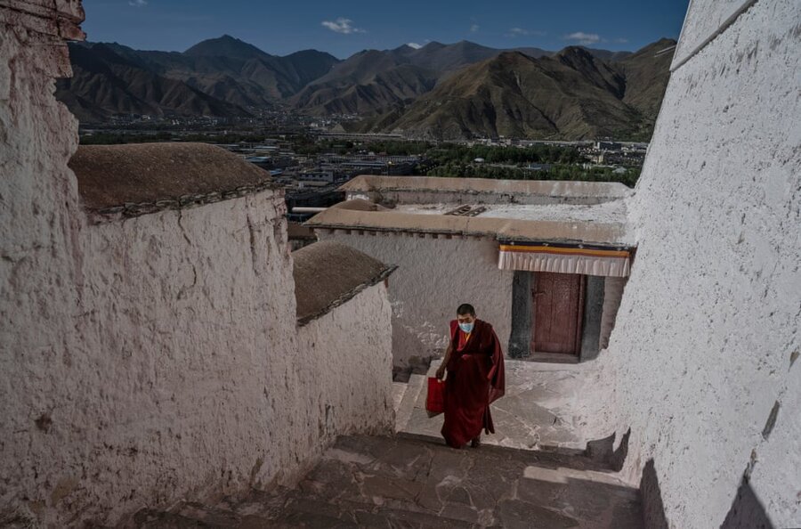 یک راهب بودایی در کاخ پوتالا.