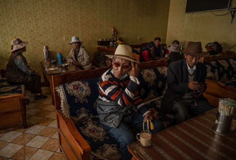 مردم در یک فروشگاه محلی چای و رشته فرنگی می‌خورند.