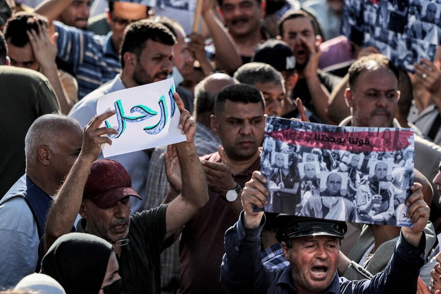 اعتراضات رام الله با شعار «برو» و تصاویری از بنات همراه بود.