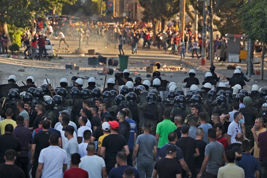 اعتراضات رام الله با حضور پلیس و شلیک گاز اشک‌آور روبرو شد.