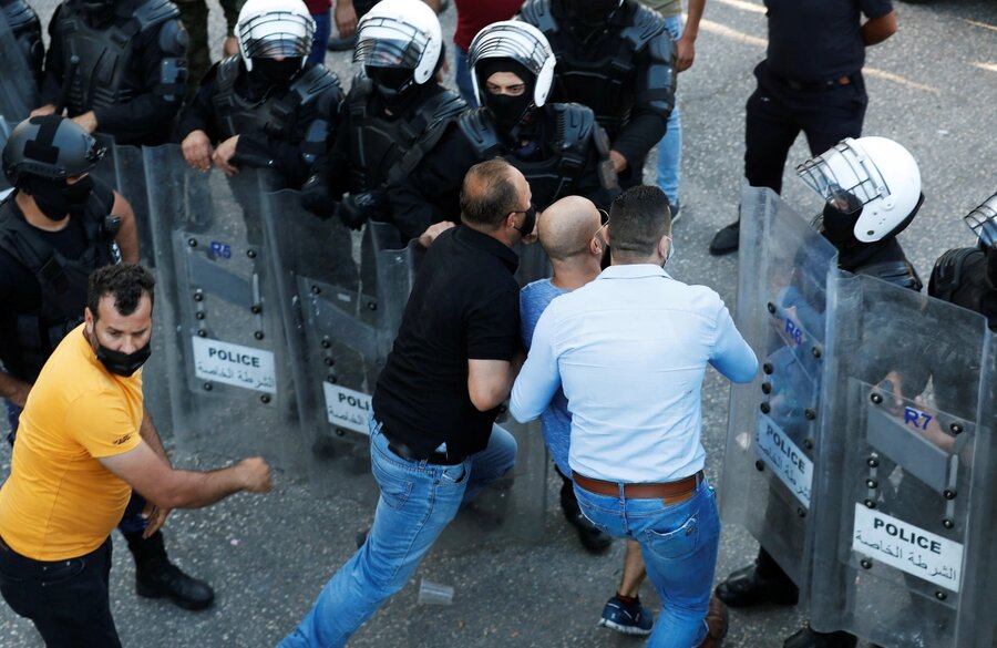 برخی نیروهای امنیتی با لباس شخصی معترضان را دستگیر می‌کردند.