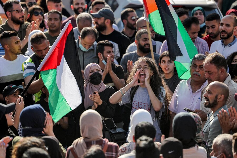 معترضان در حالی که خواستار پایان حکومت 16 ساله عباس بودند، پرچم‌ فلسطین را به دست داشتند.