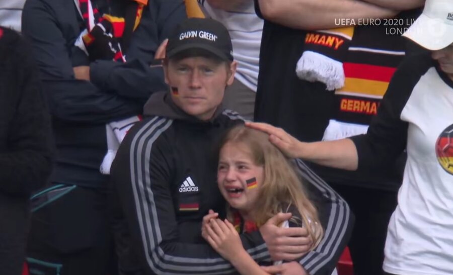 عکس | تلخ‌ترین لحظه یورو ۲۰۲۰ | هوادار خردسال آلمانی اشک همه را درآورد!