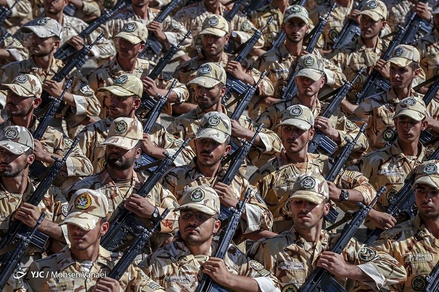 رهبر انقلاب وصیت‌نامه کدام شهید را در نماز جمعه قرائت کردند؟&nbsp;&nbsp;|  افسری که عکس شاه را به زیر کشید و از اعدام رهایی یافت 