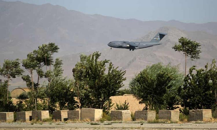 هواپيماي ارتش آمريكا بر فراز پايگاه هوايي بگرام افغانستان