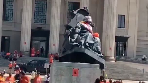 تصاویر | معترضان کانادایی مجسمه دو ملکه را سرنگون کردند