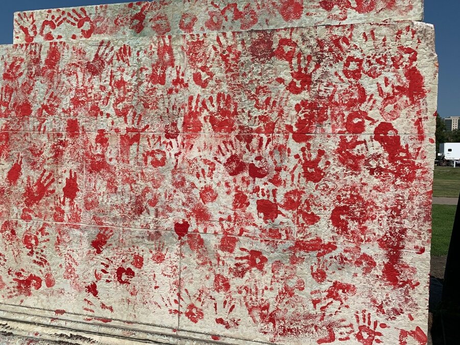 تصاویر | معترضان کانادایی مجسمه دو ملکه را سرنگون کردند