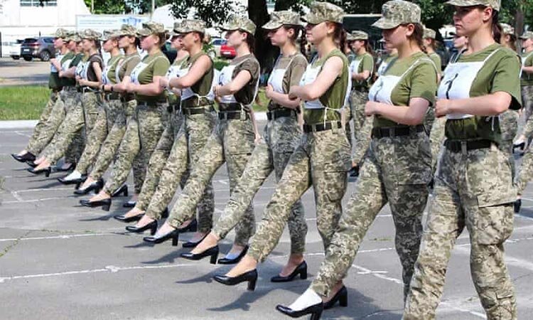 رژه سربازان زن ارتش اوکراین با کفش پاشنه‌بلند