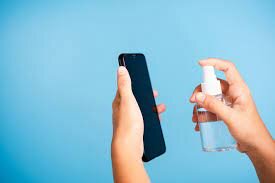 چگونه نمایشگر تلفن همراه را بدون آسیب تمیز کنیم؟