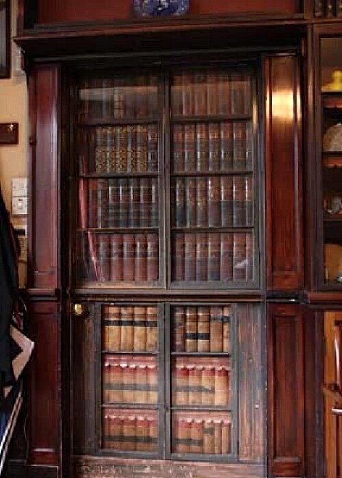 تصاویر | قفسه‌های تقلبی در کتابخانه چارلز دیکنز | کتابخانه به جای در، با کتاب‌های جعلی