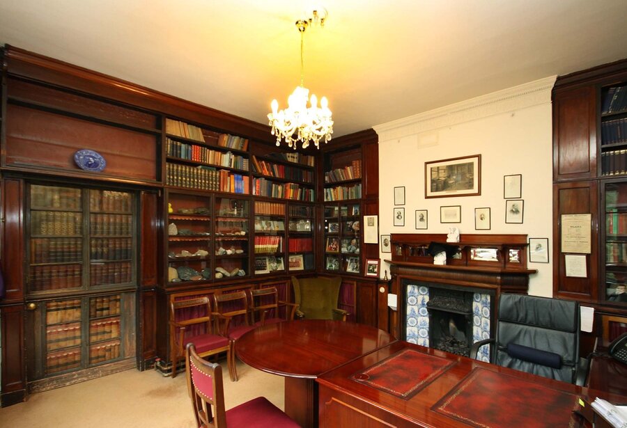 تصاویر | قفسه‌های تقلبی در کتابخانه چارلز دیکنز | کتابخانه به جای در، با کتاب‌های جعلی
