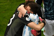 عکس | خاص‌ترین لحظه کوپاآمریکا ۲۰۲۱ | اشک مسی گریه دروازه‌بان آرژانتین را در آورد
