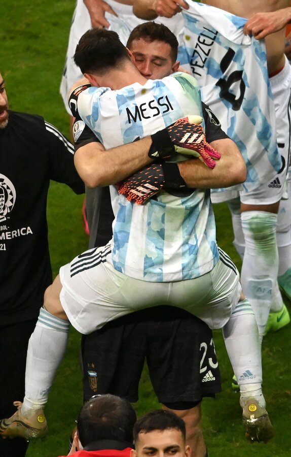 عکس | خاص‌ترین لحظه کوپاآمریکا ۲۰۲۱ | اشک مسی گریه دروازه‌بان آرژانتین را در آورد