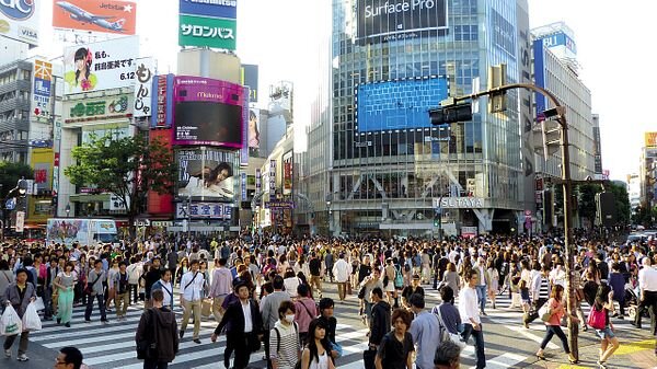 جمعیت در حال جابجایی در یک چهارراه معمولی ژاپنی: