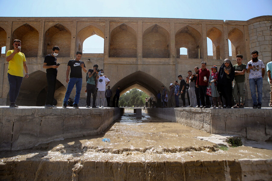 جاری شدن آب زاینده‌رود در اصفهان