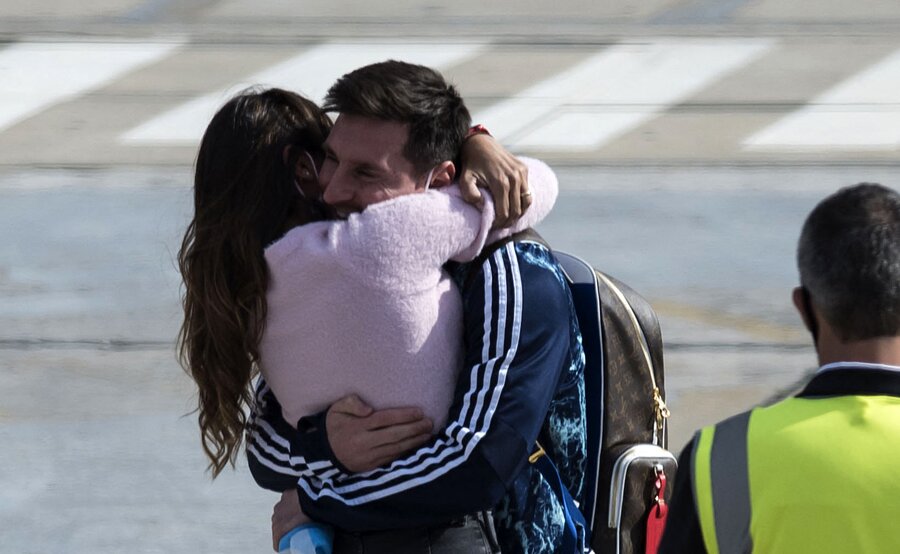 عکس | لحظه استقبال ویژه همسر مسی در بازگشت لئو به آرژانتین