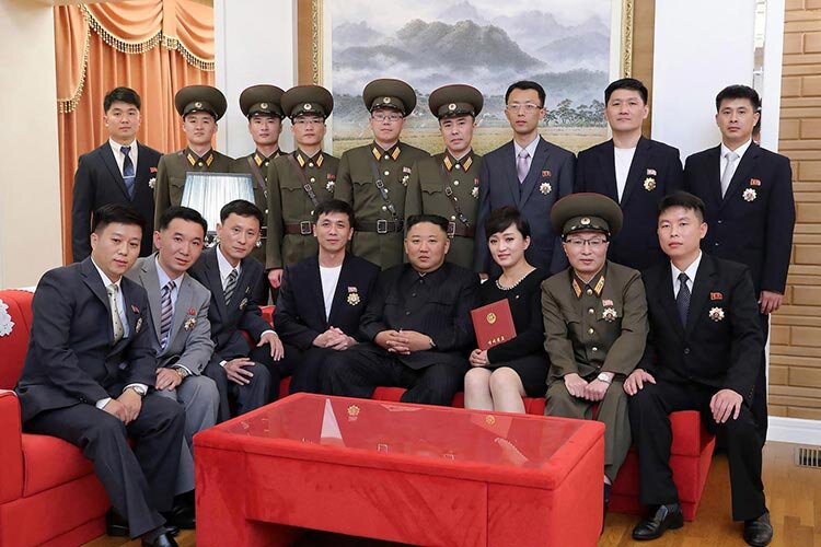 عکس | رهبر کره شمالی با چهره تازه و بدون ماسک در جمع هنرمندان جوان