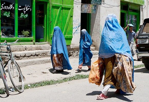 تا پيش از ظهور طالبان، زنان با آزادي نسبي در اجتماع حاضر مي‌شدند.