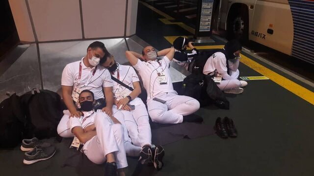 عکس | اقدام دور از انتظار ژاپنی ها | خوابیدن کاروان خسته ایران روی زمین فرودگاه توکیو