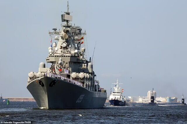تصاویر |  قدرت نمایی ناوگان دریایی پوتین در سن‌پترزبورگ روسیه
