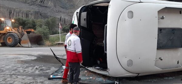تصاویر | واژگونی اتوبوس در جاده هراز | ۳ نفر کشته شدند، ۳۳ نفر مجروح
