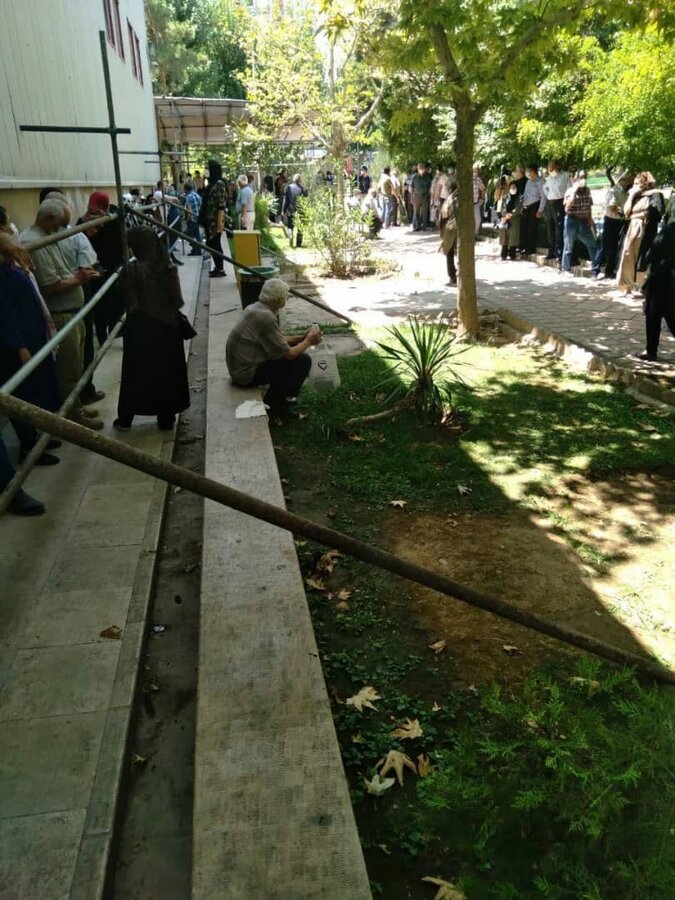 تصاویر | صف واکسیناسیون کرونای ۶۰ سال به بالا در یکی از مراکز تهران
