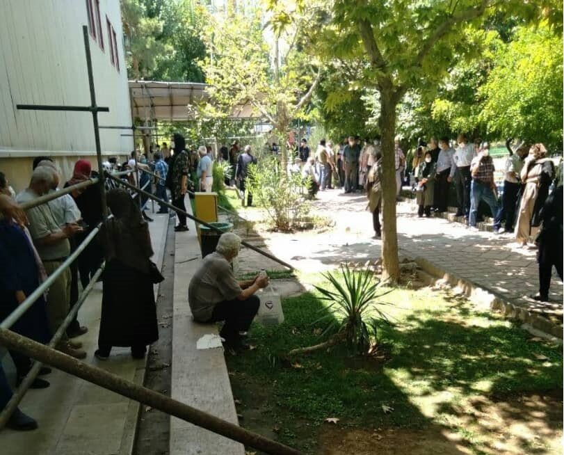 ازدحام در مرکز واکسیناسیون