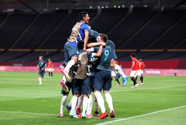 نخستین پیروزی آرژانتین در توکیو | مصر در آستانه حذف از فوتبال المپیک ۲۰۲۰