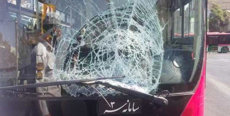 عکس | اتوبوس بی آر تی پس از تصادف با عابر پیاده