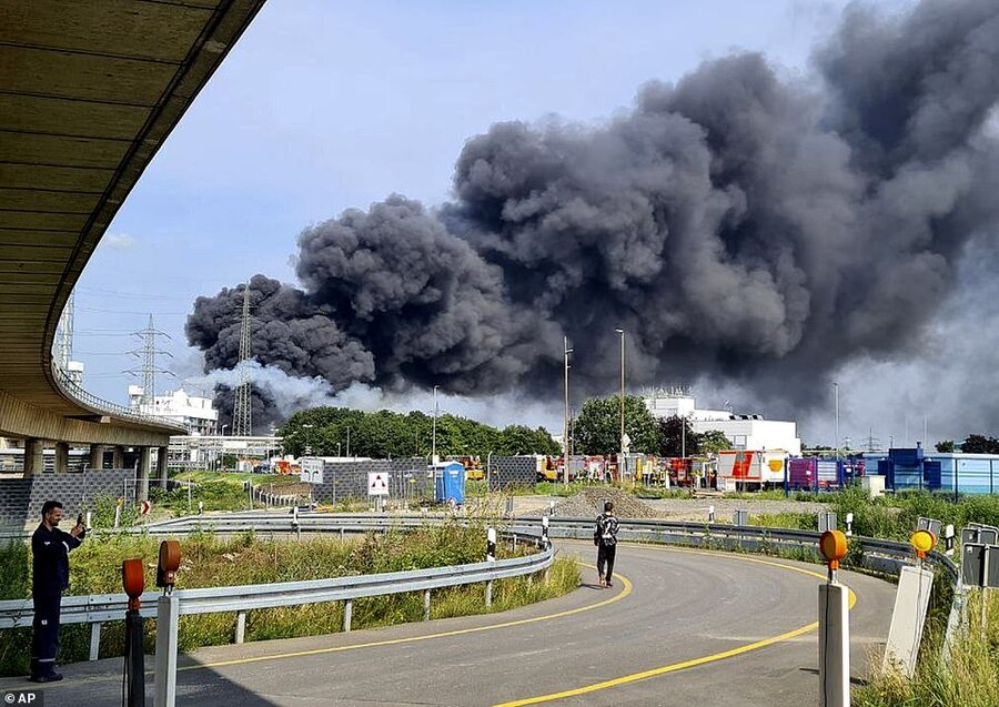 تصاویر | اعلام وضعیت هشدار قرمز پس از انفجار در پارک شیمیایی آلمان | ابر سمی بر فراز شهر