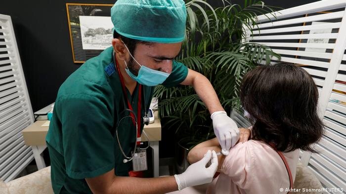 پاکستان مسافرت هوایی افراد واکسینه‌نشده را ممنوع می‌کند