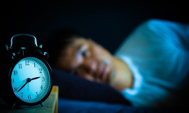۸ راه‌حل ساده برای بی‌خوابی نیمه‌شب